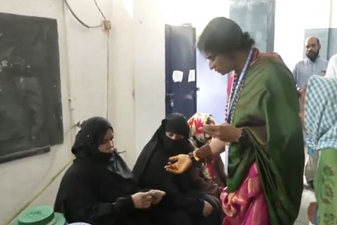 हैदराबाद में मुस्लिम महिला का बुरका उठाने पर भाजपा उम्मीदवार पर केस दर्ज