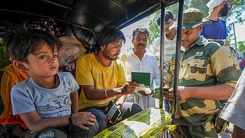 अटारी- वाघा बॉर्डर पर उमड़ी भीड़ और आँखों में भरा था समंदर