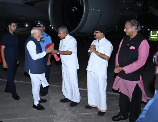 PM गुरुवार रात केरल पहुंचे। तिरुअनंतपुरम हवाई अड्डे पर केरल के मुख्यमंत्री पिनराई विजयन, केंद्रीय मंत्री जार्ज कुरियन और कांग्रेस सांसद शशि थरूर ने