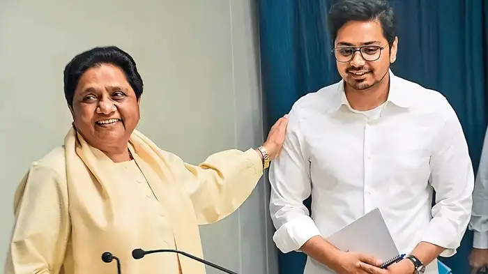 बुआ मायावती ने भतीजे आकाश आनंद के लिए खींच दी लक्ष्मण रेखा