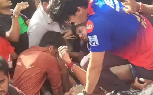 बेंगलुरु हादसा .... कोहली भी गज़ब, बाहर फैंस मर रहे थे वो अंदर जश्न मना रहा था