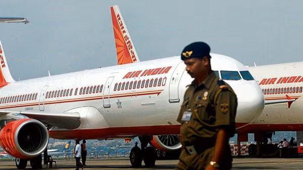 एयर इंडिया के खिलाफ DGCA की कार्रवाई, लापरवाही को लेकर 3 अफसरों को हटाने का आदेश