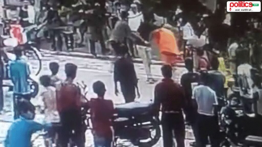 खजुराहो: BJP नेता ने बुजुर्ग पुजारी को सरेआम लाठी-डंडों से पीटा, वीडियो वायरल होने के बाद FIR दर्ज