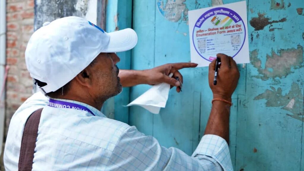 बिहार चुनाव में अंधा फेरबदल .. प्रशासन का फैक्ट चेक ही फेक न्यूज़