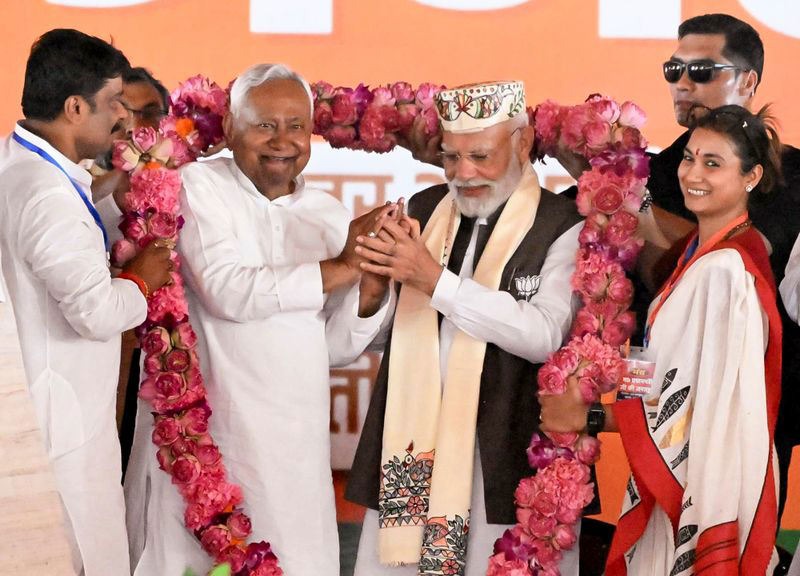 बिहार चुनाव .. आप मोदी से नाचने को कहेंगे तो वे नाचने लगेंगे