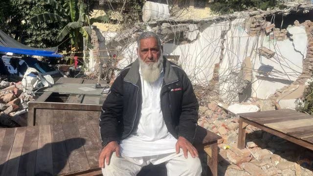 अच्छी खबर .. जम्मू में मुस्लिम पत्रकार का घर गिराए जाने के बाद हिंदू पड़ोसी ने ज़मीन उपहार में दी