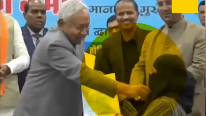 नीतीश कुमार ने अपने हाथ से हटा दिया महिला डॉक्टर नुसरत परवीन का हिजाब