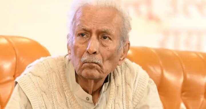 दुर्बल और जर्जर विनोद कुमार शुक्ल पर गिद्धों जैसे मंडराना नाजायज…