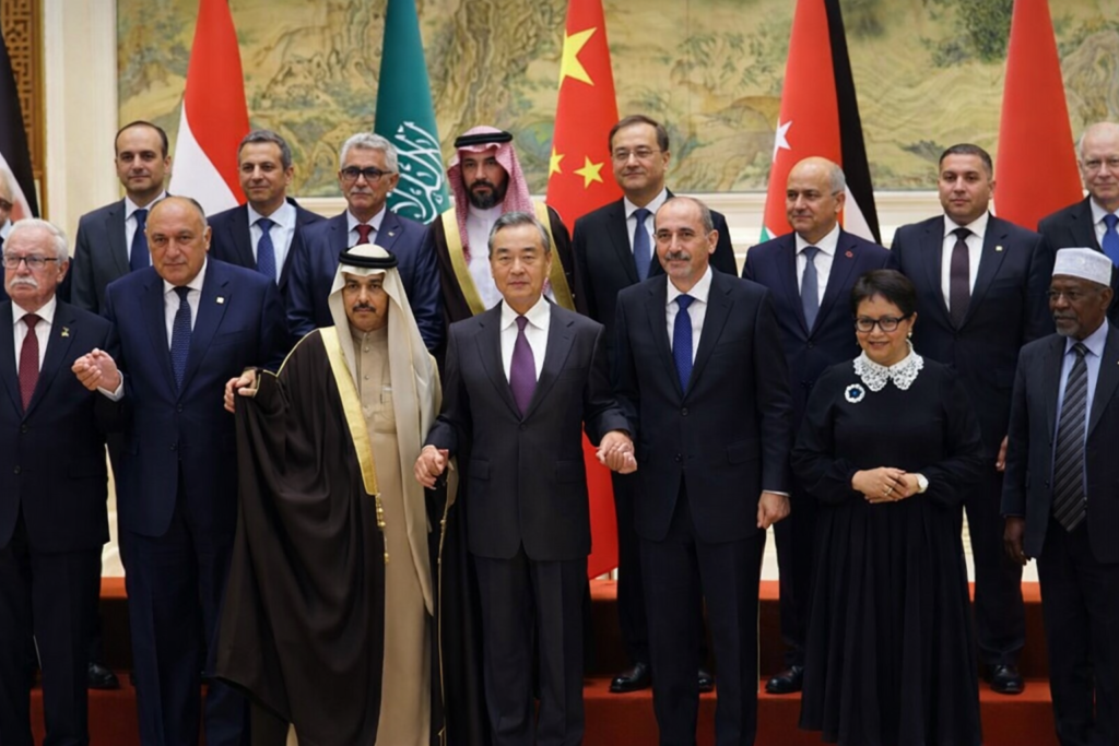 चीन की रणनीति:  वैश्विक राजनीति में नया समीकरण: ट्रंप की नीतियों के खिलाफ चीन मुस्लिम देशों के साथ