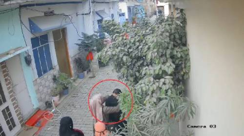 मुरादाबाद में हिंदू छात्रा से कथित जबरन बुर्का पहनवाने का आरोप, छात्रा के भाई ने कराई FIR दर्ज!