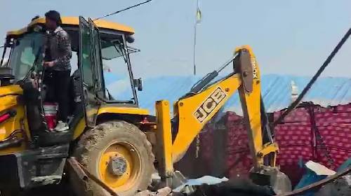 बरेली में मस्जिद पर चला बुलडोजर, कोर्ट के आदेश पर अवैध निर्माण किया गया ध्वस्त