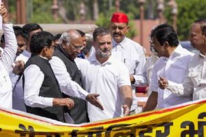 संसद कैंपस में प्रदर्शन- नरेंदर भी गायब.. सिलेंडर भी गायब…!