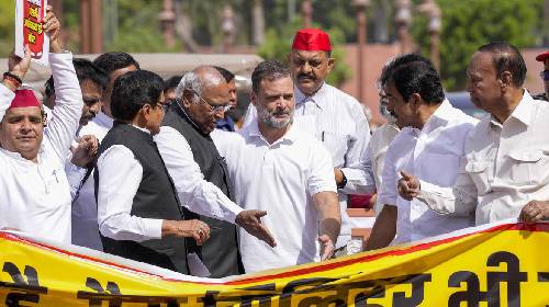 संसद कैंपस में प्रदर्शन- नरेंदर भी गायब.. सिलेंडर भी गायब…!