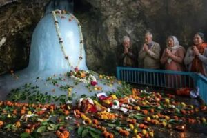 अमरनाथ: प्राकृतिक बर्फ का शिवलिंग लगभग पूरी तरह द्रवित…