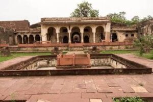 नरवर किले से इतिहास की चोरी: क्या सरकारी लापरवाही ने तोप तस्करों के लिए रास्ता खोल दिया?