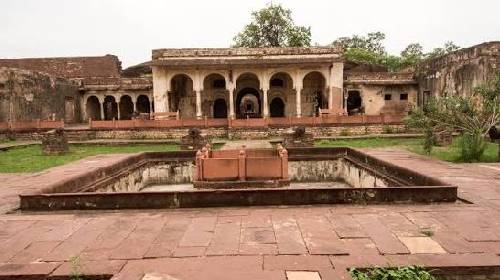 नरवर किले से इतिहास की चोरी: क्या सरकारी लापरवाही ने तोप तस्करों के लिए रास्ता खोल दिया?