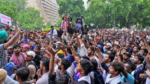 JANTAR MANTAR: पुलिस का लाठीचार्ज, आंसू गैस, CJP का आरोप अभिजीत दीपके को दिल्ली पुलिस ने किया अरेस्ट!