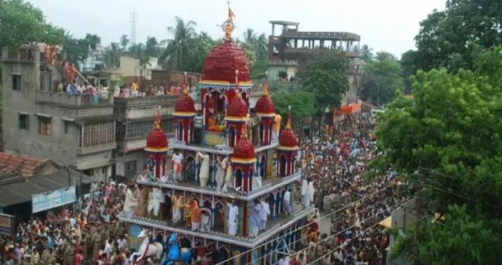 जूते पहनकर ‘रथ’ पर चढ़ा मुस्लिम युवक,  जमानत की शर्त के रूप में मंदिर की सफाई का आदेश