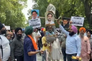 सज्जन कुमार को हीरो बताने पर बवाल, राहुल गांधी के घर पर सिख नेताओं का प्रदर्शन