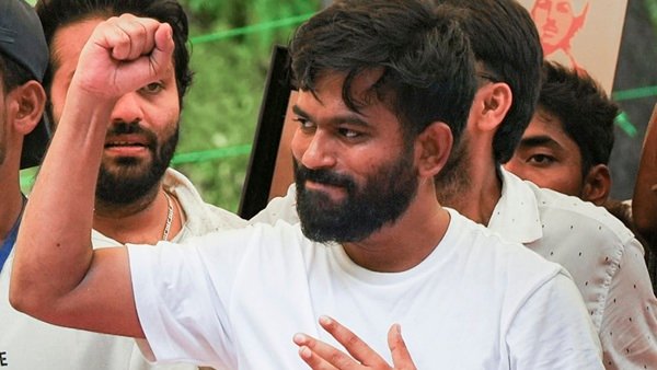 अभिजीत दीपके की अमेरिका में पढ़ाई और फंडिंग पर उठे सवाल…