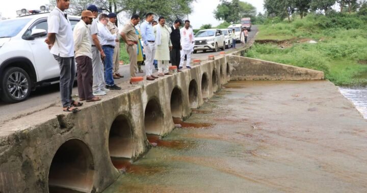 प्रदूषित जल के प्रभाव एवं समाधान के लिए कलेक्टर-एसपी ने किया मेघनगर क्षेत्र का निरीक्षण