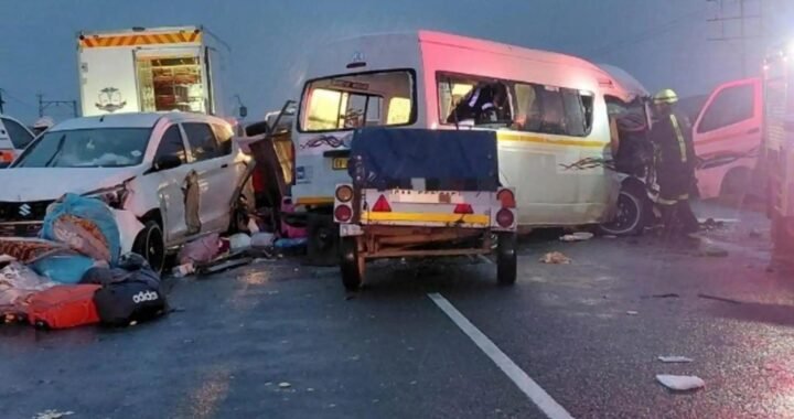 दक्षिण अफ्रीका में भीषण सड़क हादसा, दो मिनीबसों की टक्कर में 21 लोगों की मौत
