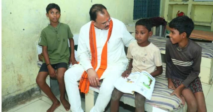 बच्चों के बीच पहुंचे मंत्री जायसवाल, सुविधाओं का लिया जायजा कहा, विद्यार्थियों की सुविधा में लापरवाही बर्दाश्त नहीं
