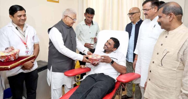 राज्यपाल पटेल ने लोकभवन में रक्तदान-स्वास्थ्य शिविर का किया शुभारंभ, 370 लोग हुए शामिल