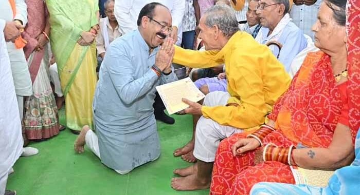 सेवा संकल्प अभियान में डिप्टी सीएम अरुण साव ने पेंशनधारियों के पैर पखार सेवा कर लिया आशीर्वाद, लोरमी में सेवा संकल्प का भावुक पल