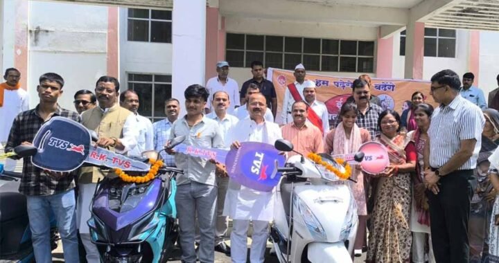 मुख्यमंत्री स्कूटी योजना के अंतर्गत 10 मेधावी विद्यार्थियों को प्रदान की गई स्कूटी