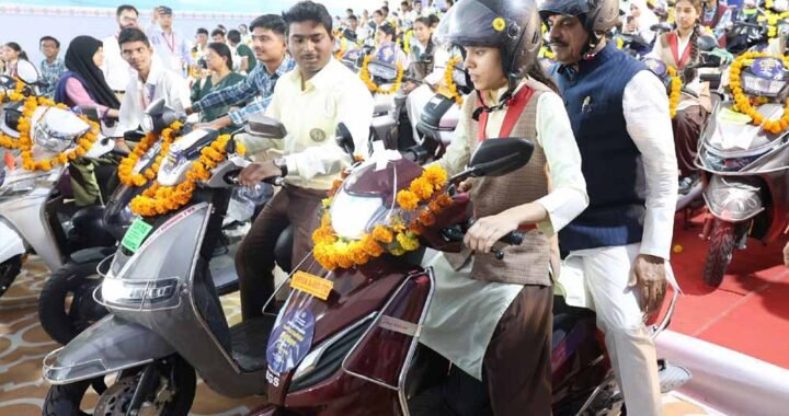 CM मोहन यादव को पीछे बैठाकर छात्रा ने दौड़ाई स्कूटी, साथ-साथ दौड़े सुरक्षाकर्मी
