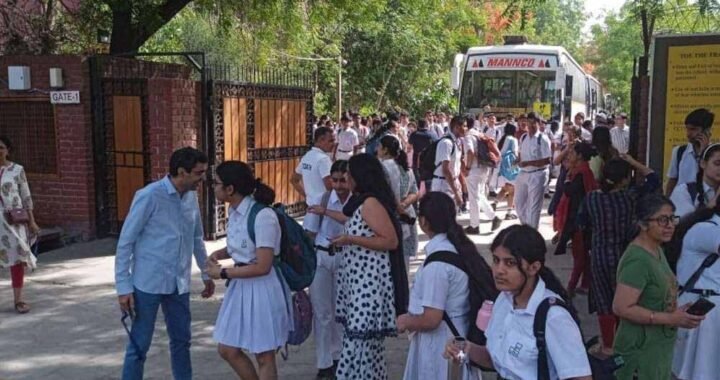 दिल्ली के कई स्कूलों को बम से उड़ाने की धमकी, मचा हड़कंप