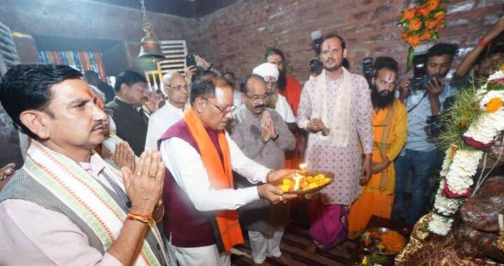 मुख्यमंत्री विष्णु देव साय ने मदकूद्वीप के प्राचीन मंदिरों में की पूजा-अर्चना
