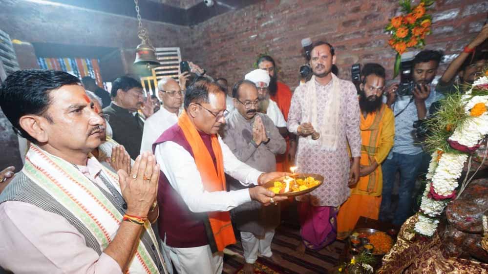 मुख्यमंत्री विष्णु देव साय ने मदकूद्वीप के प्राचीन मंदिरों में की पूजा-अर्चना
