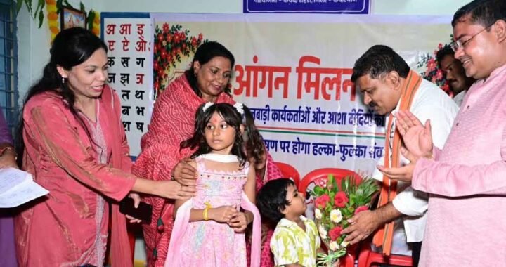 फूल लेकर आए नन्हे कदम, उप मुख्यमंत्री ने बच्चों को गोद में उठाया, बच्चों की मासूमियत ने जीता दिल