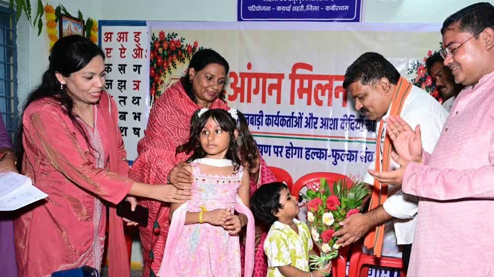 फूल लेकर आए नन्हे कदम, उप मुख्यमंत्री ने बच्चों को गोद में उठाया, बच्चों की मासूमियत ने जीता दिल