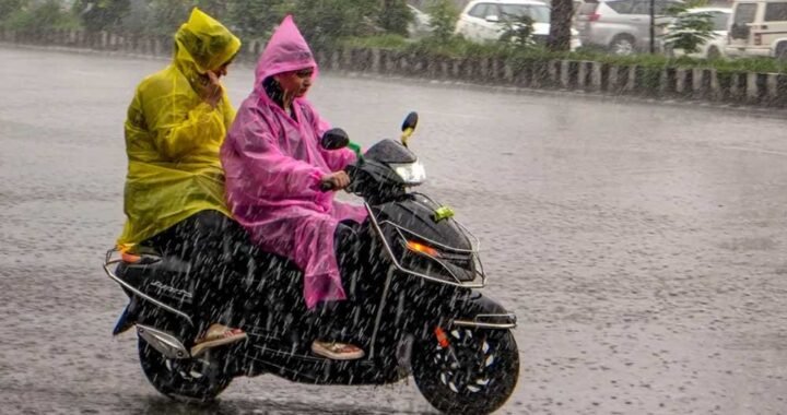दिल्ली-NCR में झमाझम बारिश से बदला मौसम, गरज-चमक के बीच राजधानी में रेड अलर्ट