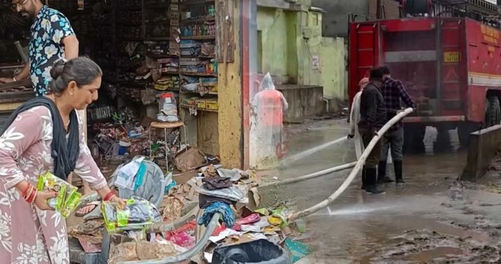 चित्रकूट में बाढ़ के 5 दिन बाद दिखी तबाही, घर-दुकानों में कीचड़; सैकड़ों गृहस्थियां बर्बाद