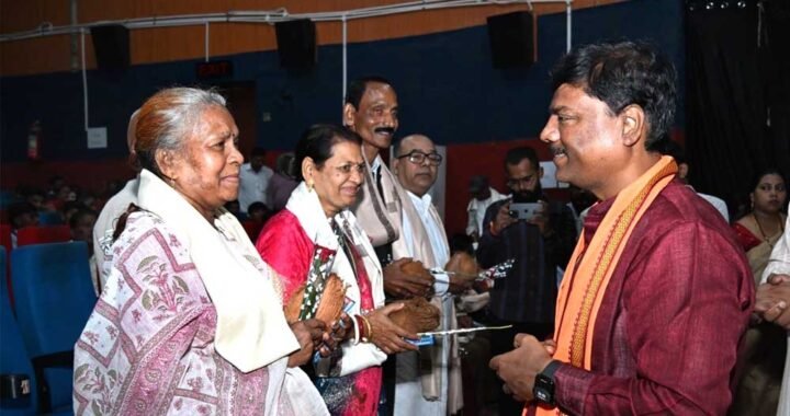 मुख्यमंत्री शिक्षा गौरव अलंकरण समारोह- वन मंत्री केदार कश्यप ने सेवानिवृत्त शिक्षकों और शिक्षा दूतों को किया सम्मानित
