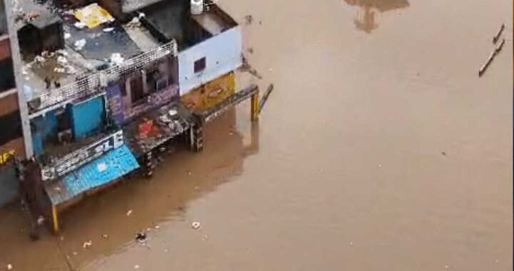 चित्रकूट में बाढ़ के 5 दिन बाद भी तबाही के निशान, घर-दुकानों में कीचड़ से सैंकड़ों गृहस्थियां बर्बाद