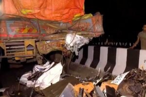 केरल के त्रिशूर में दर्दनाक हादसा, खड़े ट्रक से टकराई कार; 8 इंजीनियरिंग छात्रों की मौत