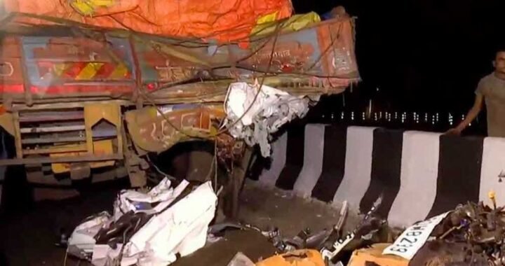 केरल के त्रिशूर में दर्दनाक हादसा, खड़े ट्रक से टकराई कार; 8 इंजीनियरिंग छात्रों की मौत
