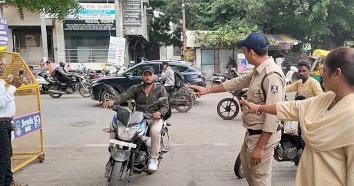 इंदौर में बिना हेलमेट ऑफिस पहुंचना पड़ा भारी! कलेक्टर ने कर्मचारियों को वापस लौटाया