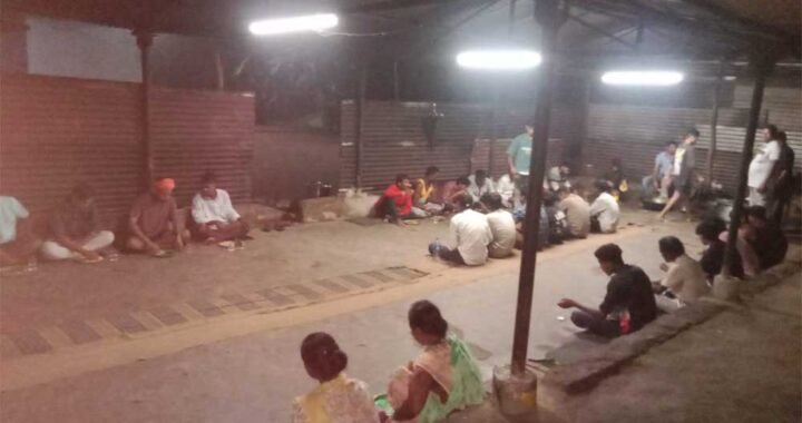 नेलसनार में बाढ़ के बीच जिला प्रशासन की मानवीय पहल, बाढ़ में फंसे यात्रियों को कराया भोजन
