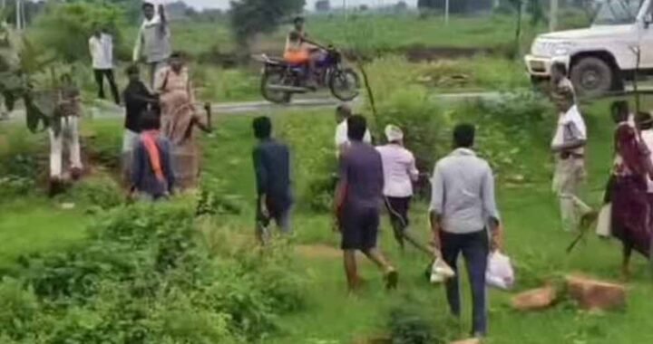 जंगल में अतिक्रमण जांच करने पहुंची टीम से ग्रामीणों की झूमाझटकी