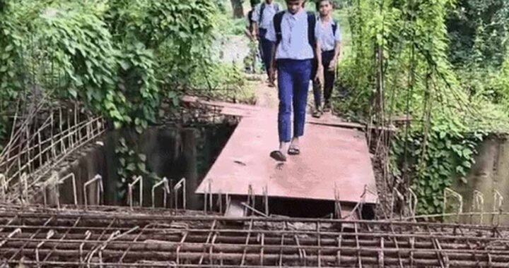 6 साल से अधूरा पड़ा पुल, जान जोखिम में डालकर स्कूल जा रहे बच्चे