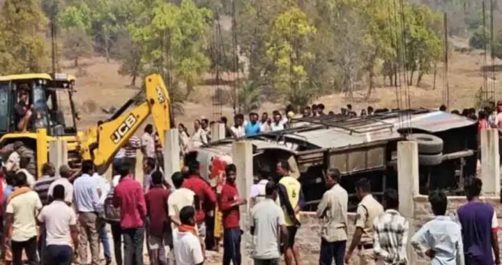 यात्रियों से भरी बस बेकाबू होकर पलटी, हादसे में एक की मौत और 20 घायल