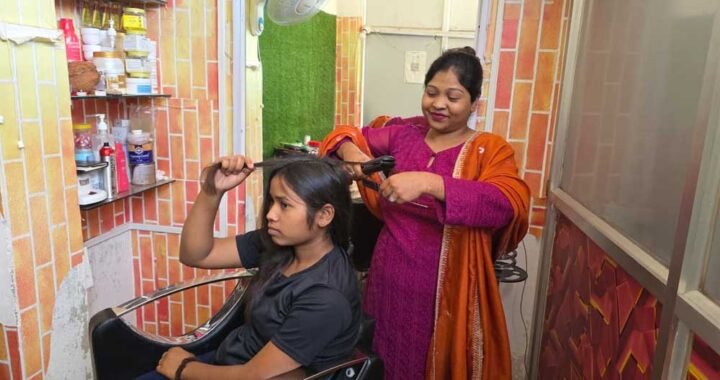हुनर ने दी आत्मनिर्भरता की राह, ब्यूटी पार्लर से किरण को हर माह 12 से 20 हजार रुपये तक की आय