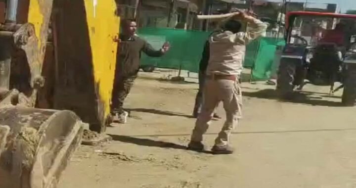 पुलिस को देख रेत माफियाओं ने संकरी गलियों में दौड़ाए ट्रैक्टर, कार भी घसीटी