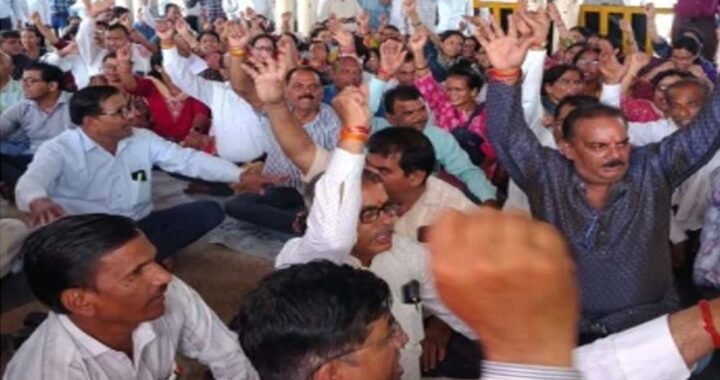 भोपाल के नीलम पार्क में हजारों शिक्षक धरने पर, अनिश्चितकालीन आंदोलन शुरू